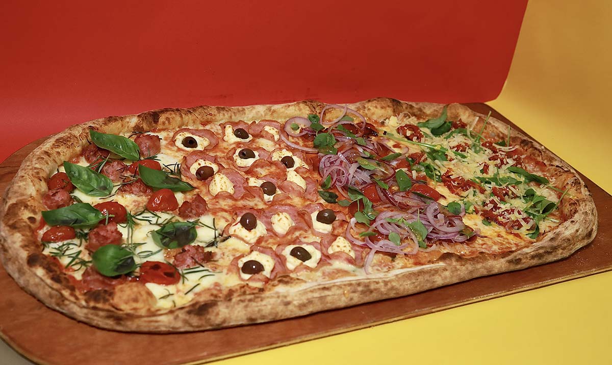 Com quase um metro, versão gigante promete chamar a atenção no Dia Mundial da Pizza