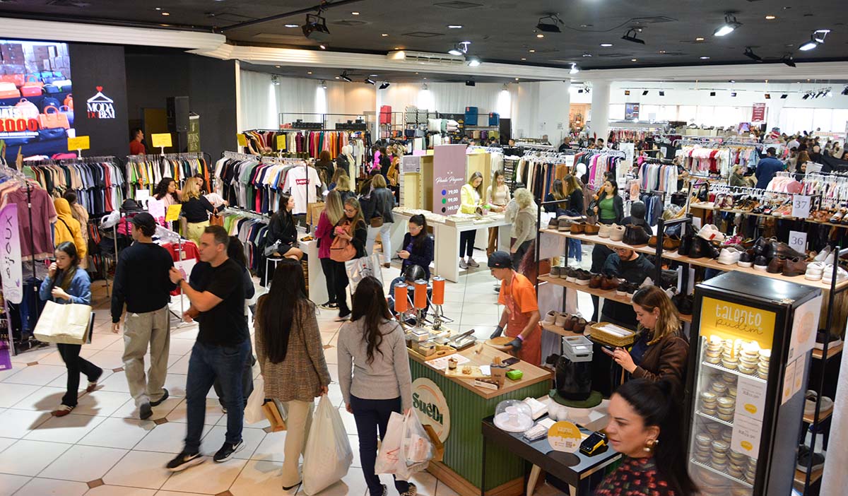 Moda do Bem tem entrada gratuita para homens e descontos de até 70% em Curitiba no fim de semana