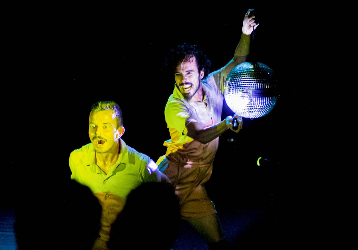 "Dança Boba", do Grupo Ateliê do Gesto, chega à Caixa Cultural Curitiba em curta temporada "Dança Boba", do Grupo Ateliê do Gesto, chega à Caixa Cultural Curitiba em curta temporada