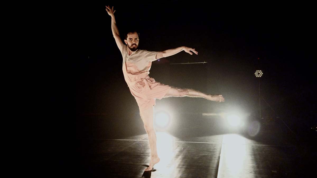 "Dança Boba", do Grupo Ateliê do Gesto, chega à Caixa Cultural Curitiba em curta temporada "Dança Boba", do Grupo Ateliê do Gesto, chega à Caixa Cultural Curitiba em curta temporada