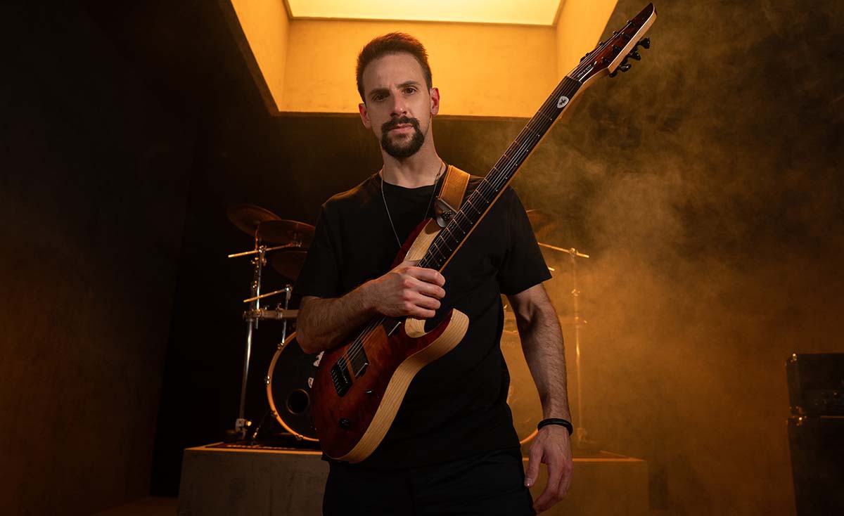 Guitarrista Luiz Toffoli transforma “O Corvo”, de Edgar Allan Poe, em metal progressivo no single “The Raven”