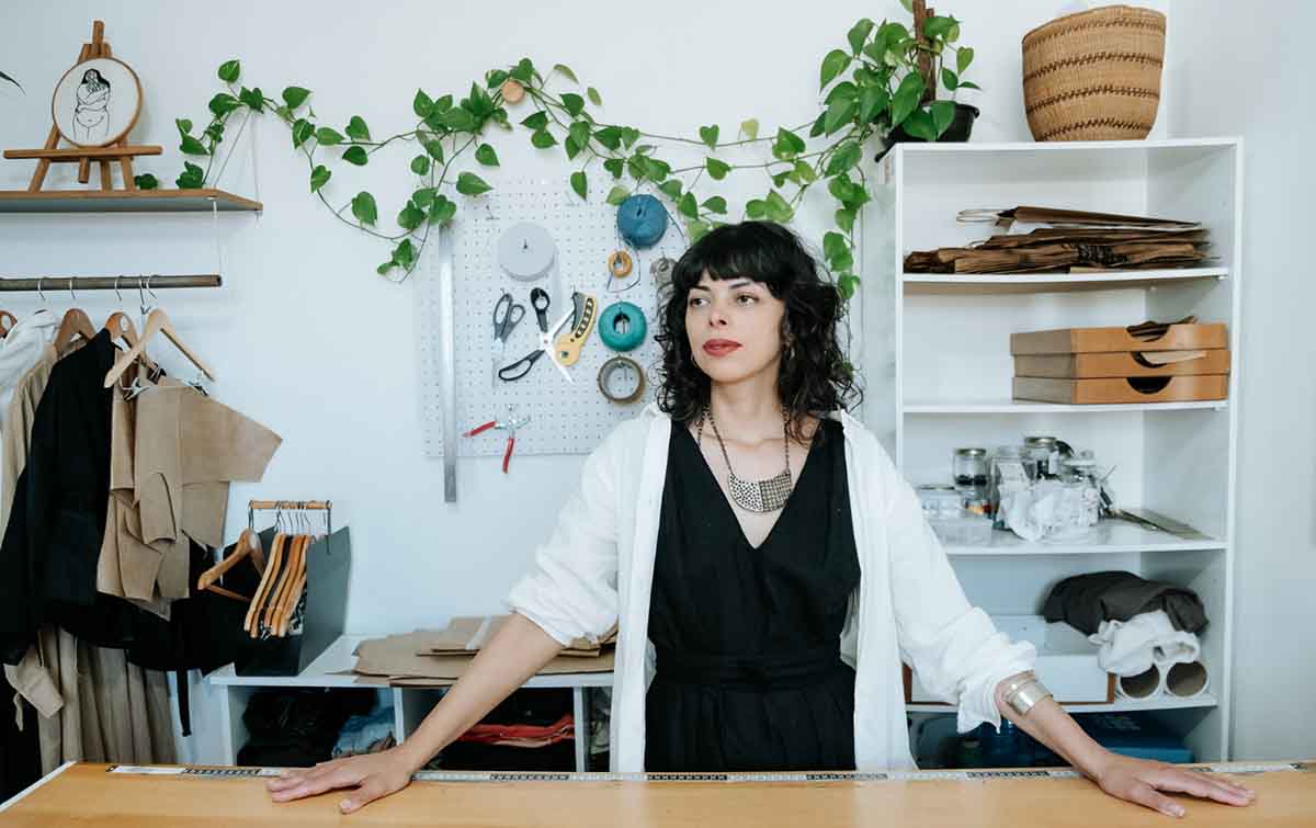 Ofício da avó costureira inspira criação de marca slow fashion em Curitiba
