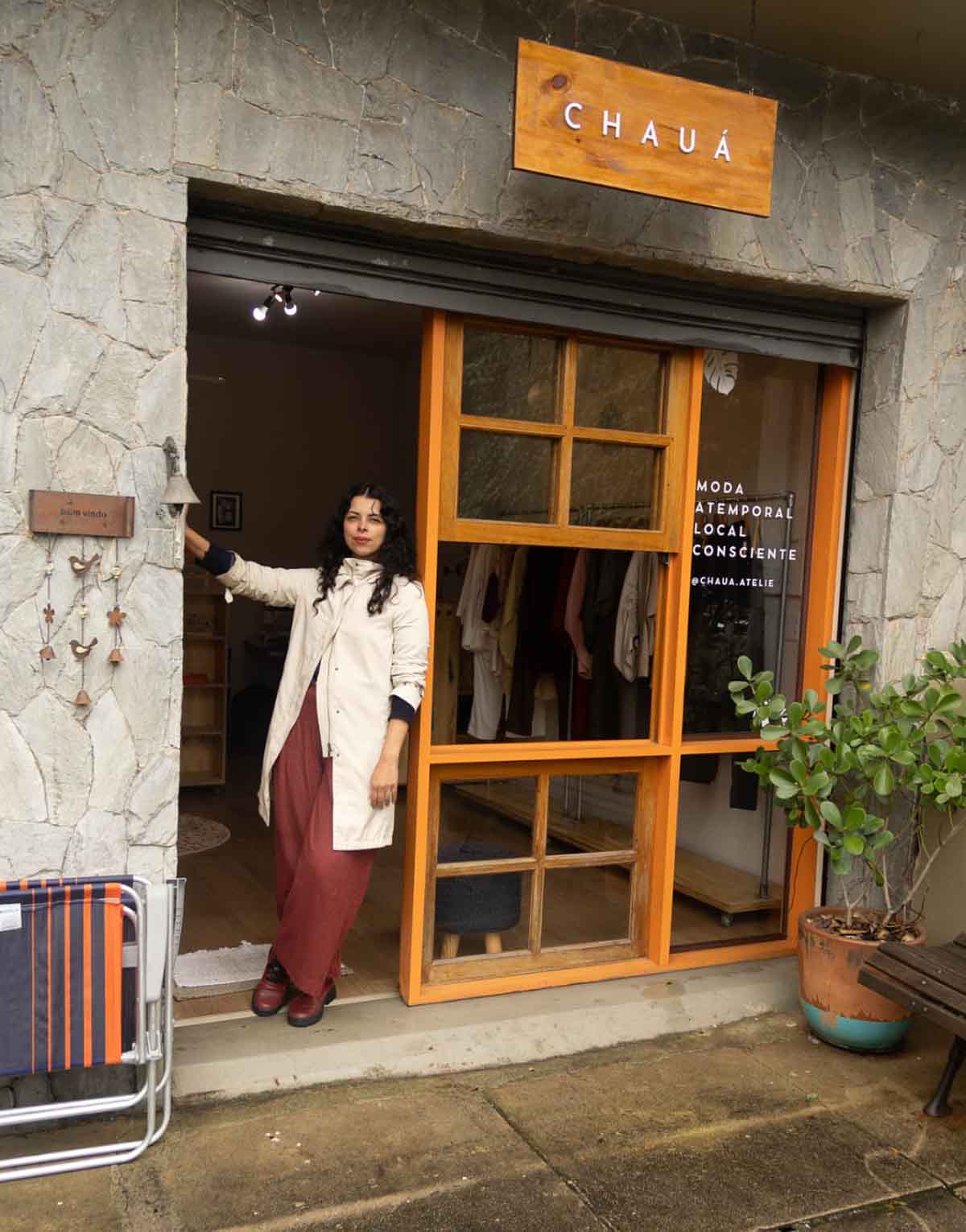 Ofício da avó costureira inspira criação de marca slow fashion em Curitiba Ofício da avó costureira inspira criação de marca slow fashion em Curitiba