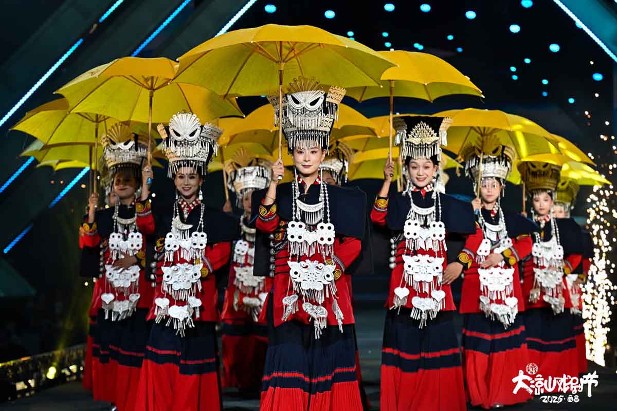 “Azaleia Oriental” traz a Curitiba as cores, os sons e as tradições milenares do povo Yi
