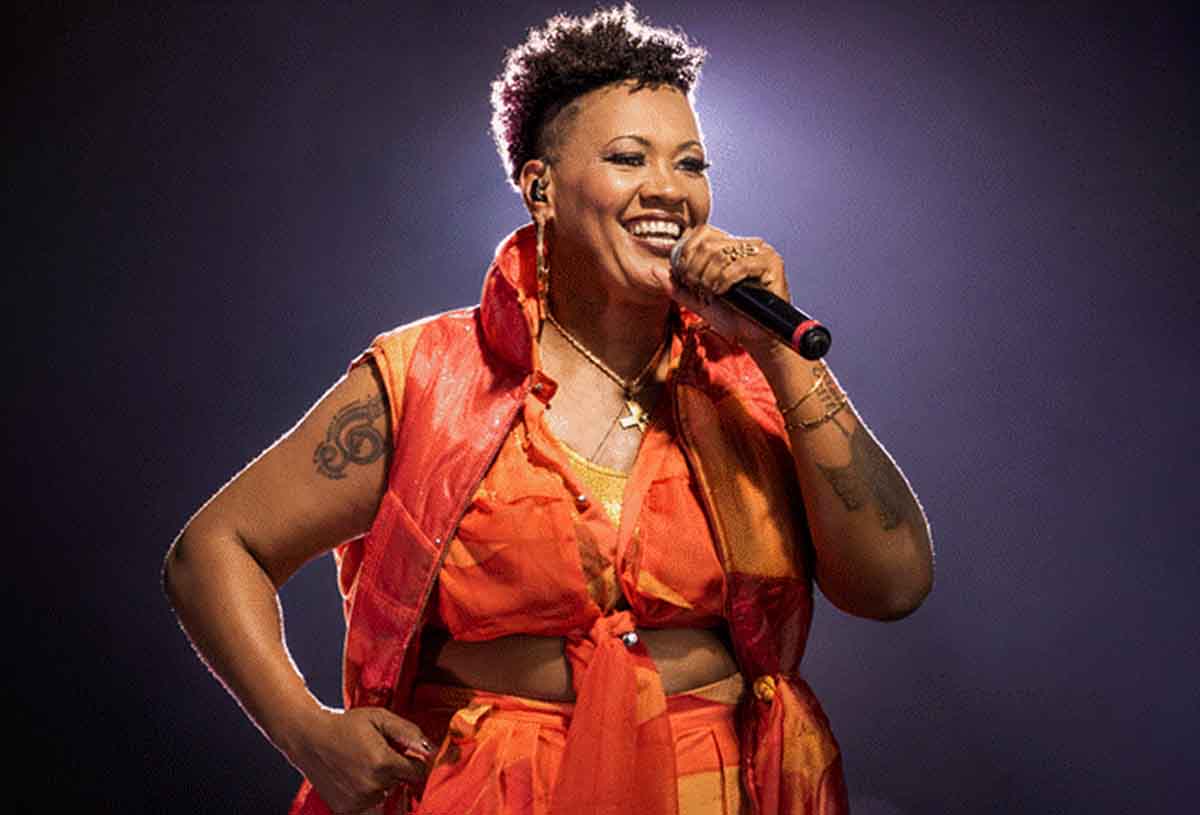 CAIXA Cultural Curitiba recebe Kris Maciel com show em homenagem às grandes vozes femininas do samba