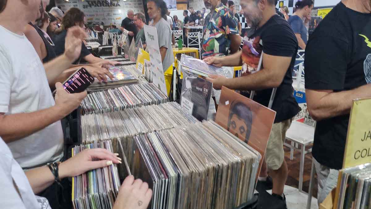 Do garimpo ao primeiro LP: feira de vinil no Jeep Clube reúne 5 mil discos, com preços a partir de R$ 10